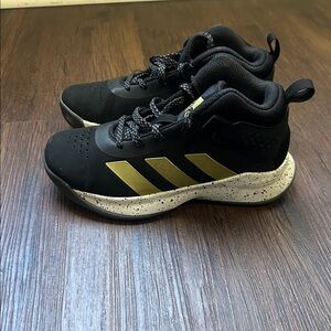 Adidas Kids Cross 'Em Up 5 Wide basketball shoes Black/Gold/White, size 12.5K
